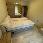 Sunny Park Retreat דירה