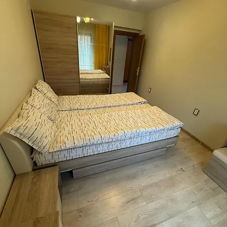 Sunny Park Retreat Apartment